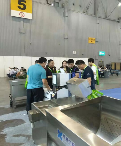 参观人员参观辉达娱乐中央厨房产品