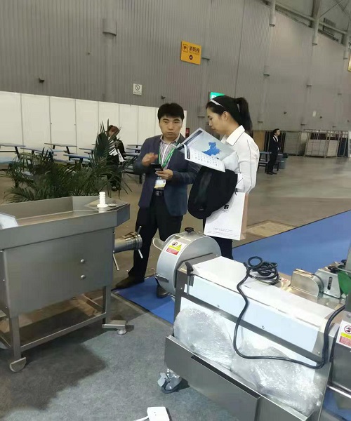 辉达娱乐人员向参观人员讲解产品