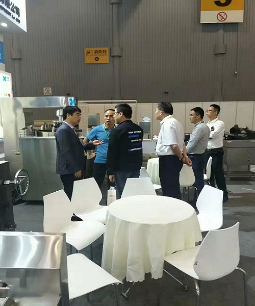 辉达娱乐人员向参观人员讲解产品